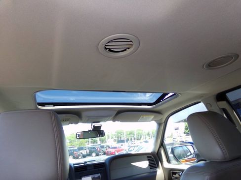 Used 2016 Lincoln Navigator L Select RWD image 18