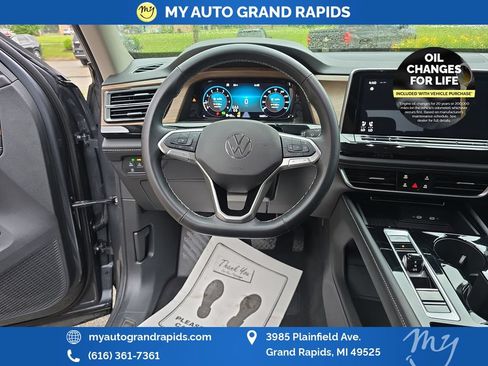 Used 2025 Volkswagen Atlas SE AWD/4WD image 12