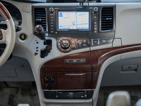 Used 2014 Toyota Sienna Limited image 28