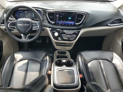 Used 2023 Chrysler Pacifica Touring-L FWD image 11