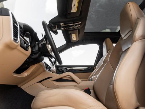 Certified 2023 Porsche Cayenne AWD/4WD image 24