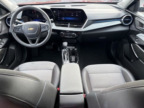 Used 2025 Chevrolet Trax LT image 18