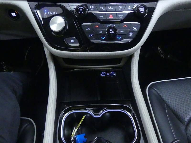 Used 2023 Chrysler Pacifica Limited AWD/4WD image 18