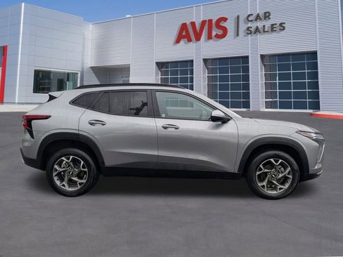 Used 2025 Chevrolet Trax LT w/ LT Convenience Package image 7