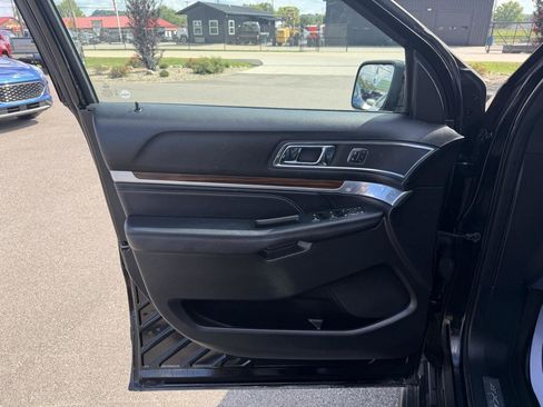 Used 2018 Ford Explorer Limited w/ Equipment Group 301A AWD/4WD image 8
