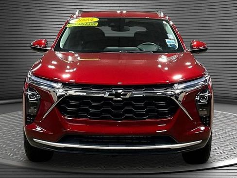 Certified 2025 Chevrolet Trax LT w/ Driver Confidence Package FWD image 2