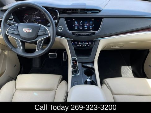 Used 2017 Cadillac XT5 Premium Luxury AWD/4WD image 4