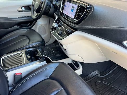 Used 2024 Chrysler Pacifica Limited FWD image 18