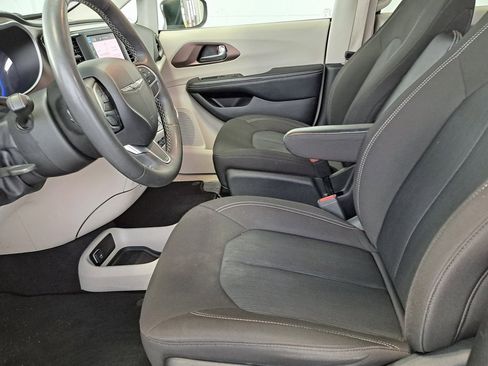 Used 2023 Chrysler Voyager LX image 23