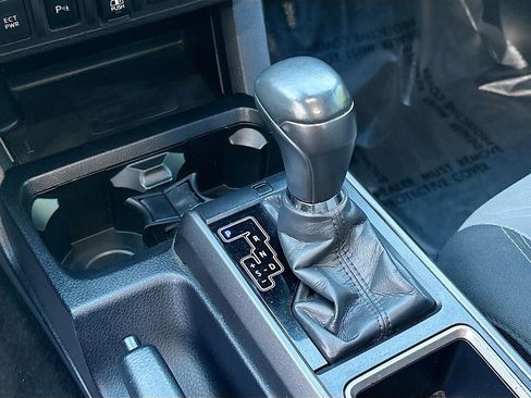 Used 2022 Toyota Tacoma TRD Off-Road w/ Technology Package AWD/4WD image 17