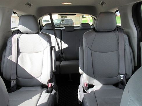 Used 2021 Toyota Sienna Limited image 15