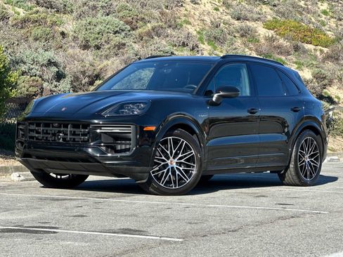 Used 2025 Porsche Cayenne E-Hybrid image 1