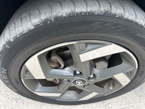 Used 2024 Hyundai Venue SEL image 9