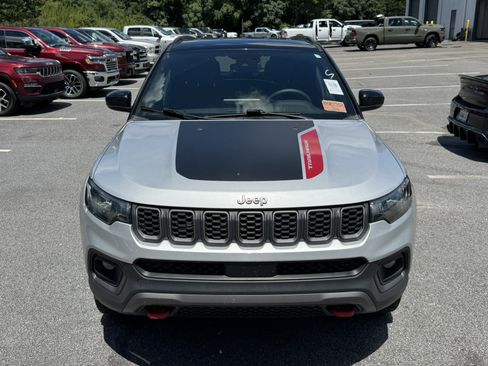 Used 2025 Jeep Compass Trailhawk w/ Trailhawk Convenience Group AWD/4WD image 2
