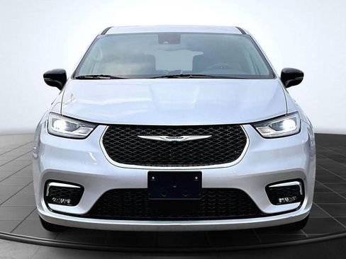 Used 2024 Chrysler Pacifica Touring-L FWD image 3