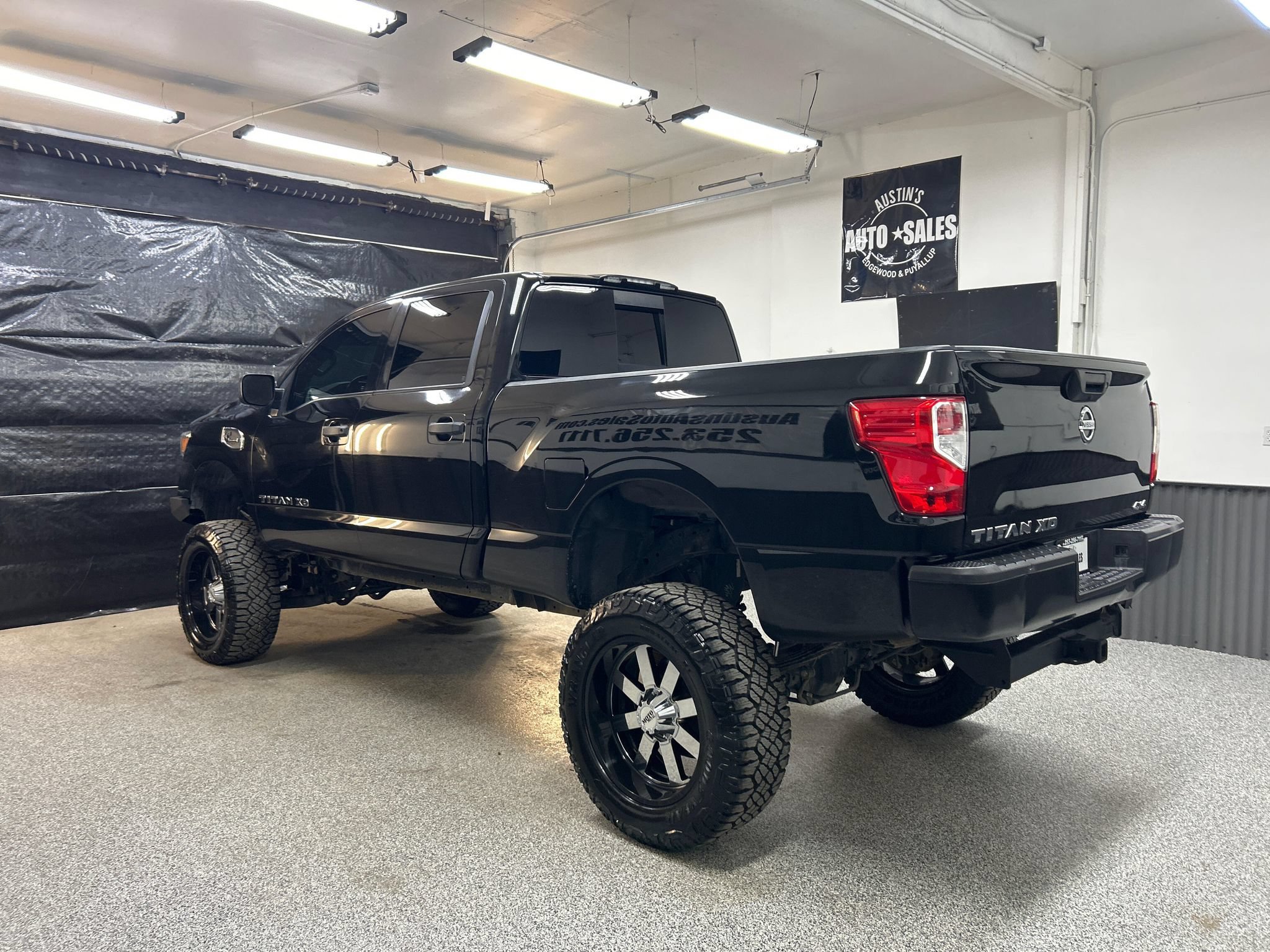 Used 2018 Nissan Titan S AWD/4WD image 4