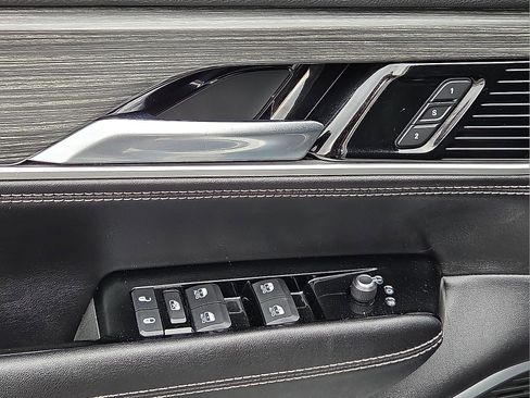Used 2023 Jeep Wagoneer Series III w/ Preferred Equipment Group AWD/4WD image 14