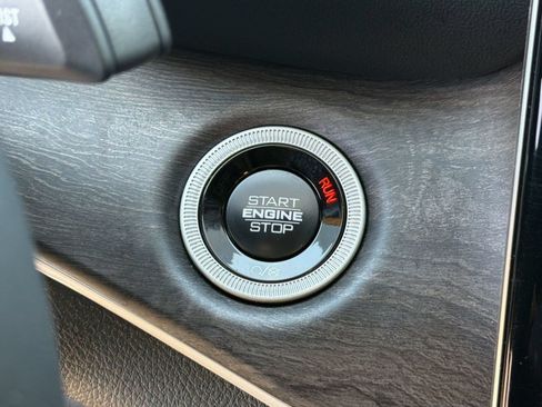 Certified 2025 Jeep Grand Cherokee L Limited w/ Luxury Tech Group II AWD/4WD image 17