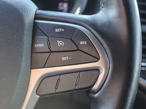 Used 2019 Jeep Grand Cherokee Laredo image 32