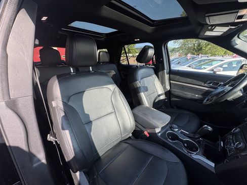Used 2018 Ford Explorer XLT w/ Equipment Group 202A AWD/4WD image 33