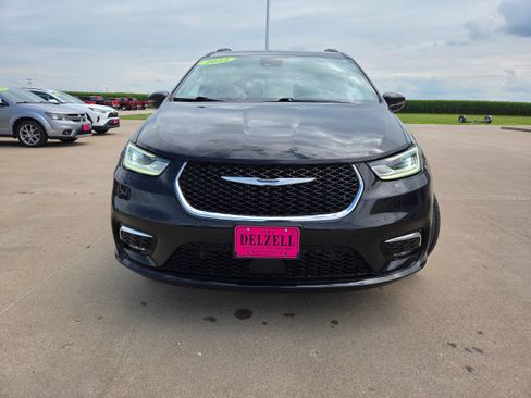 Used 2022 Chrysler Pacifica Touring-L w/ Uconnect Theater Family Group AWD/4WD image 3