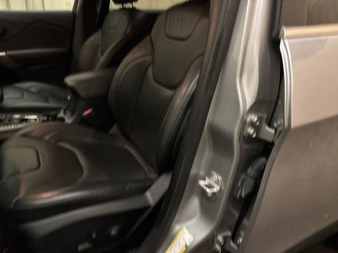 Used 2019 Jeep Cherokee Limited FWD image 13