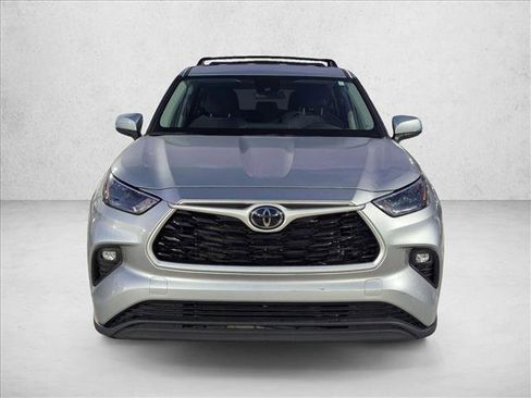 Used 2023 Toyota Highlander LE FWD image 2