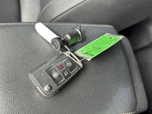 Used 2020 Volkswagen Tiguan SE image 44