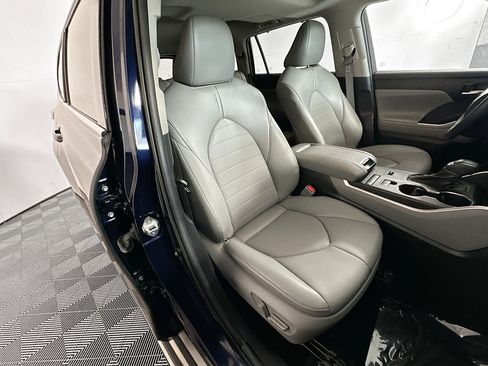 Used 2022 Toyota Highlander XLE FWD image 28