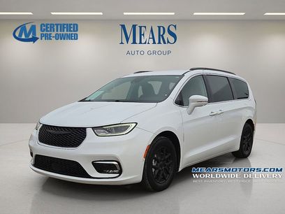 Used 2022 Chrysler Pacifica Touring-L w/ Uconnect Theater Family Group