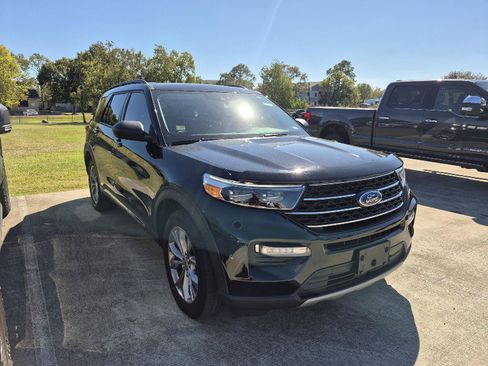 Certified 2022 Ford Explorer XLT w/ Equipment Group 202A image 4