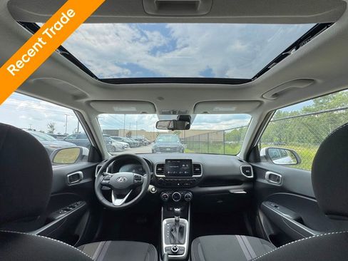 Used 2025 Hyundai Venue SEL image 3