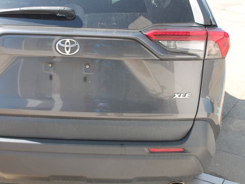 Used 2019 Toyota RAV4 XLE FWD image 4