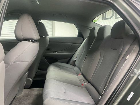 Used 2025 Hyundai Elantra SE image 12