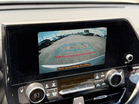 Used 2025 Toyota Highlander XLE AWD/4WD image 25