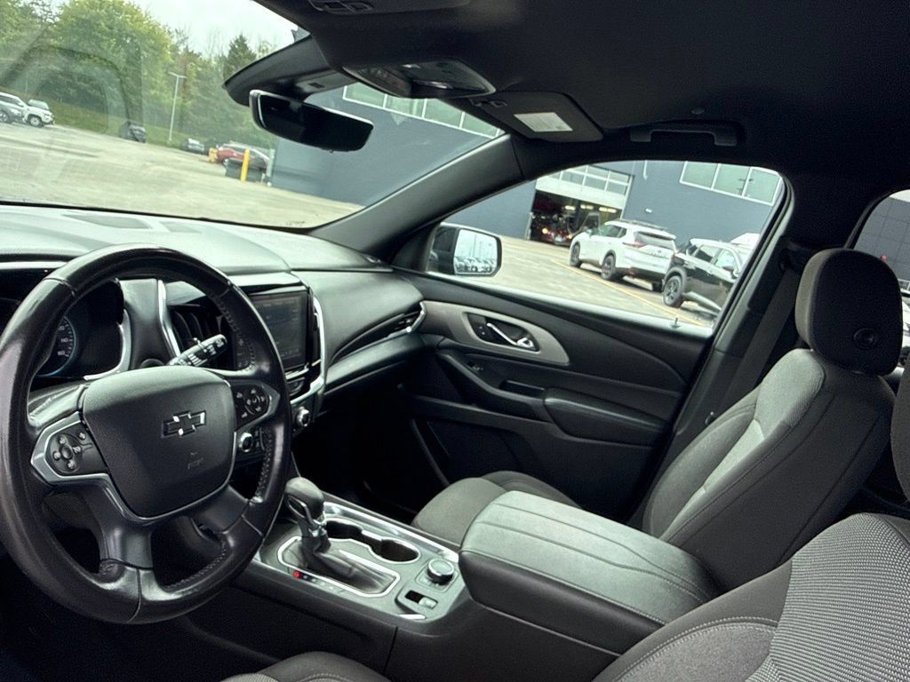 Certified 2022 Chevrolet Traverse LT w/ Midnight/Sport Edition AWD/4WD image 21