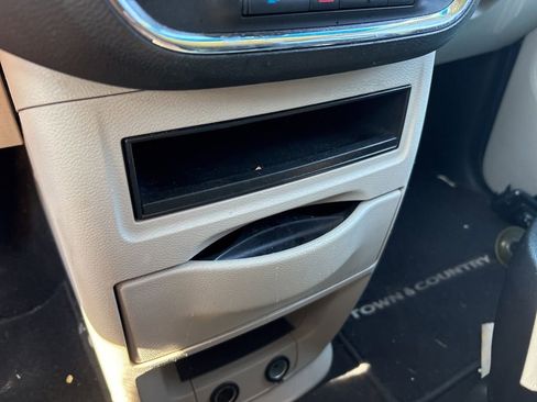 Used 2016 Chrysler Town & Country Touring w/ Driver Convenience Group image 24