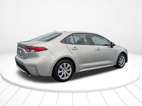 Used 2022 Toyota Corolla LE image 3