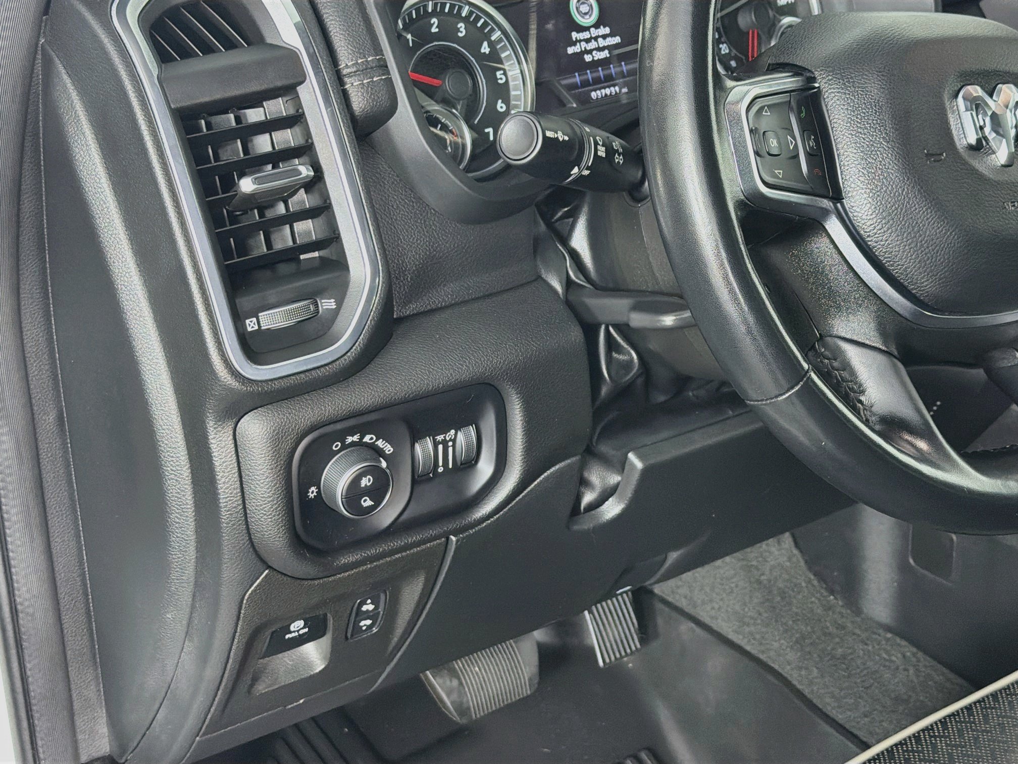 Used 2023 RAM 1500 Laramie AWD/4WD image 17