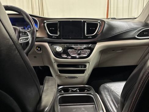 Used 2019 Chrysler Pacifica Touring-L FWD image 19