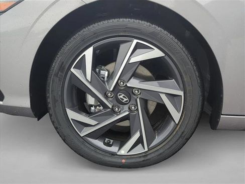 Used 2025 Hyundai Elantra Limited FWD image 10