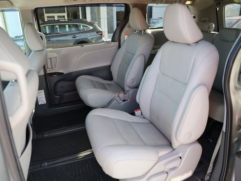 Used 2020 Toyota Sienna XLE image 40