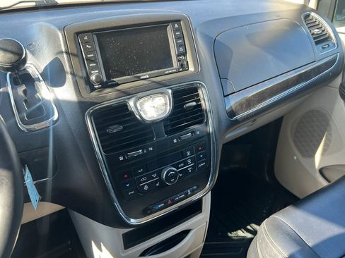 Used 2016 Chrysler Town & Country Touring w/ Driver Convenience Group image 24