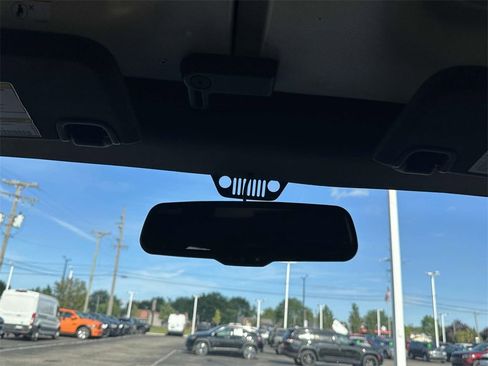 Used 2015 Jeep Wrangler Unlimited Sahara image 31