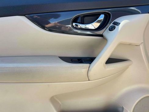 Used 2017 Nissan Rogue SV w/ SV Premium Package image 15