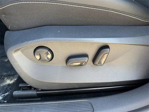 Certified 2022 Volkswagen Taos SE w/ Panoramic Sunroof Package image 25