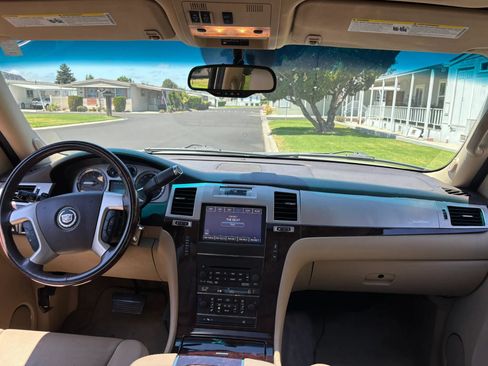 Used 2012 Cadillac Escalade ESV Luxury AWD/4WD image 18