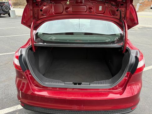 Used 2014 Ford Focus SE w/ Equipment Group 201A FWD image 16