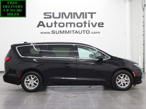 Used 2024 Chrysler Pacifica Touring-L image 1