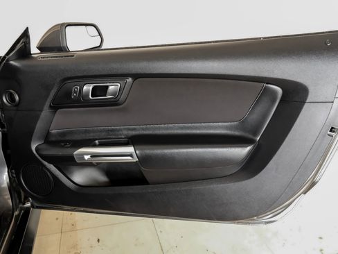 Used 2018 Ford Mustang Coupe RWD image 36